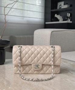 CHANEL CLASSIC – 25 – LIGHT BEIGE – CAVIAR – SILVER