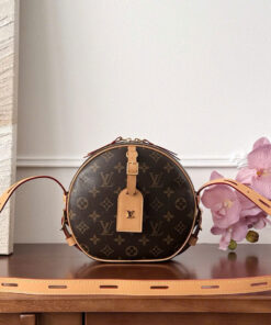 LV BOITE CHAPEAU SOUPLE - MM - BROWN - MONOGRAM CANVAS - GOLD
